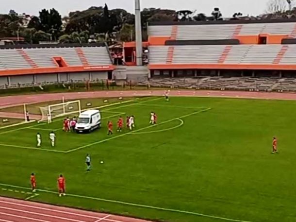 Nuevo susto en Uruguay: otro futbolista se desplomó en pleno partido