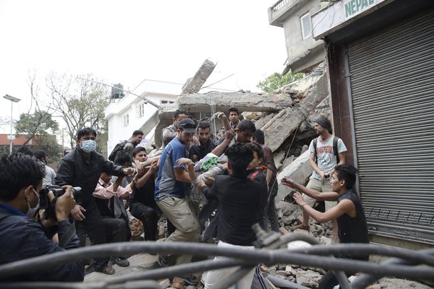 Casi 2.000 muertos y más de 4.500 heridos por el devastador terremoto en Nepal