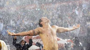 La imagen de Martín Palermo se hace poster con el festejo de este gol a Perú La imagen de Martín Palermo se hace poster con el festejo de este gol a Perú