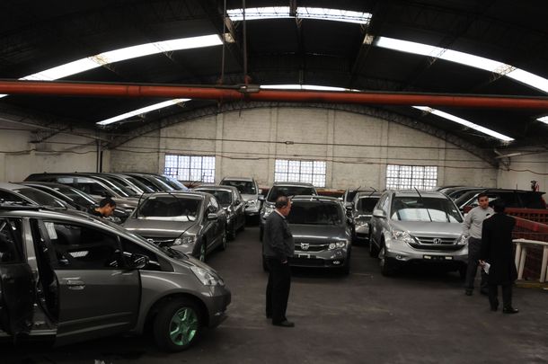 El Gobierno impulsa un impuesto del 50% para la compra de autos de lujo