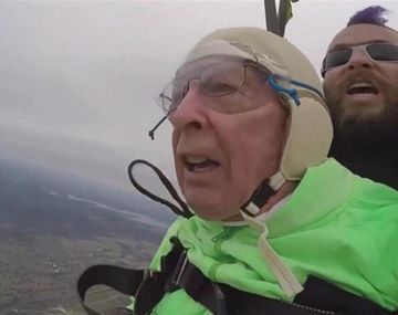 Meet Al Blaschke, de 100 años, se tiró con un paracaídas