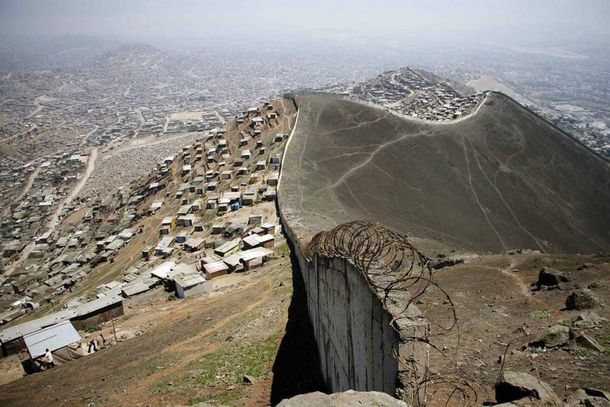 El Muro de la Vergüenza que separa a los ricos de los pobres en Lima