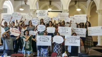 Los gremios denuncian 3 mil despidos, Educación admite sólo 200 Los gremios denuncian 3 mil despidos, Educación admite sólo 200