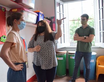 &nbsp;La Ministra de Desarrollo Humano porteña, María Migliore, con Margarita Barrientos en Piletones, durante la recorrida por los CPIs San Cayetano y Thiago Andrés, que albergan a más de 300 niños y niñas.