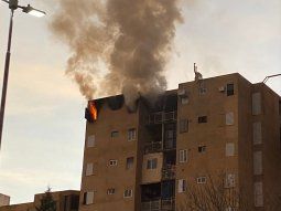 Impresionante incendio destruyó el último piso de un edificio