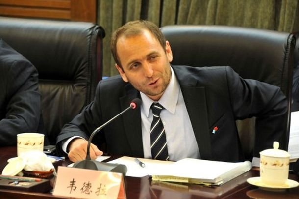 El chofer de un funcionario, a los tiros con tres delincuentes