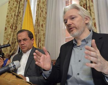 Assange deja la embajada ecuatoriana en Londres