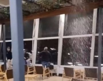 Parte del techo de Aeroparque se derrumbó por el temporal que azotó al AMBA durante la madrugada