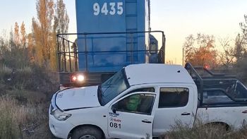 milagro en lujan de cuyo: un tren embistio a una camioneta y su conductor se salvo milagro en lujan de cuyo: un tren embistio a una camioneta y su conductor se salvo