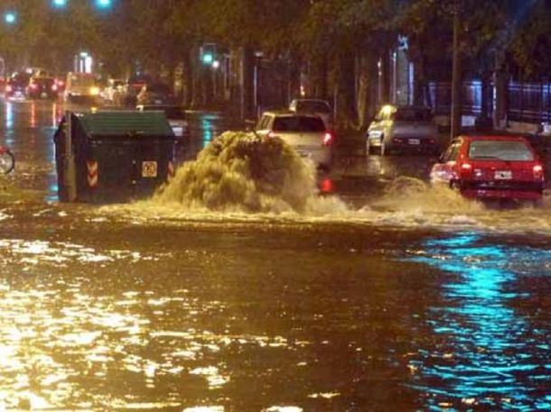 Un intenso temporal castigó y dejó barrios anegados en Rosario