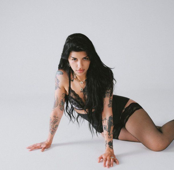 Acompañada por Karina y Rocío Quiroz, Cazzu lanzó Con otra