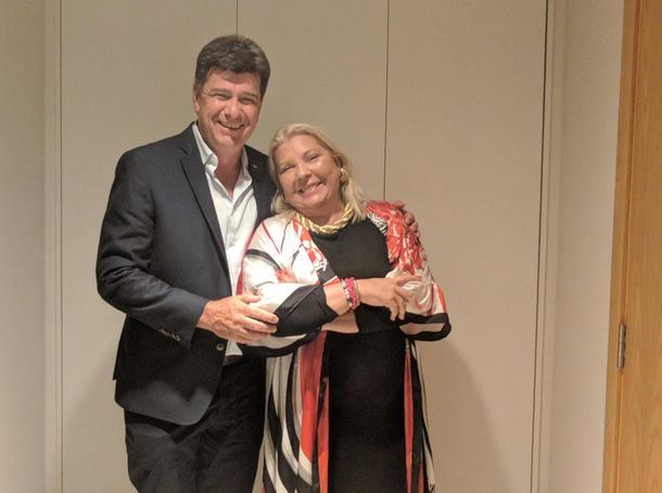 Elisa Carrió en Montevideo junto a Efraín Alegre