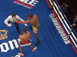 El golpe que sufrió el árbitro del combate El golpe que sufrió el árbitro del combate