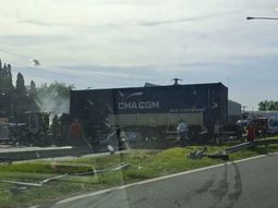 choque fatal en campana entre dos autos y dos camiones: hay al menos cinco muertos choque fatal en campana entre dos autos y dos camiones: hay al menos cinco muertos