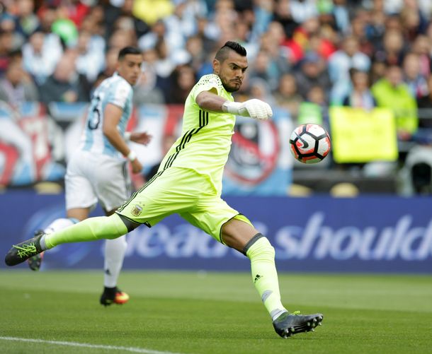 Romero, a un paso de quedarse sin la titularidad en la Selección
