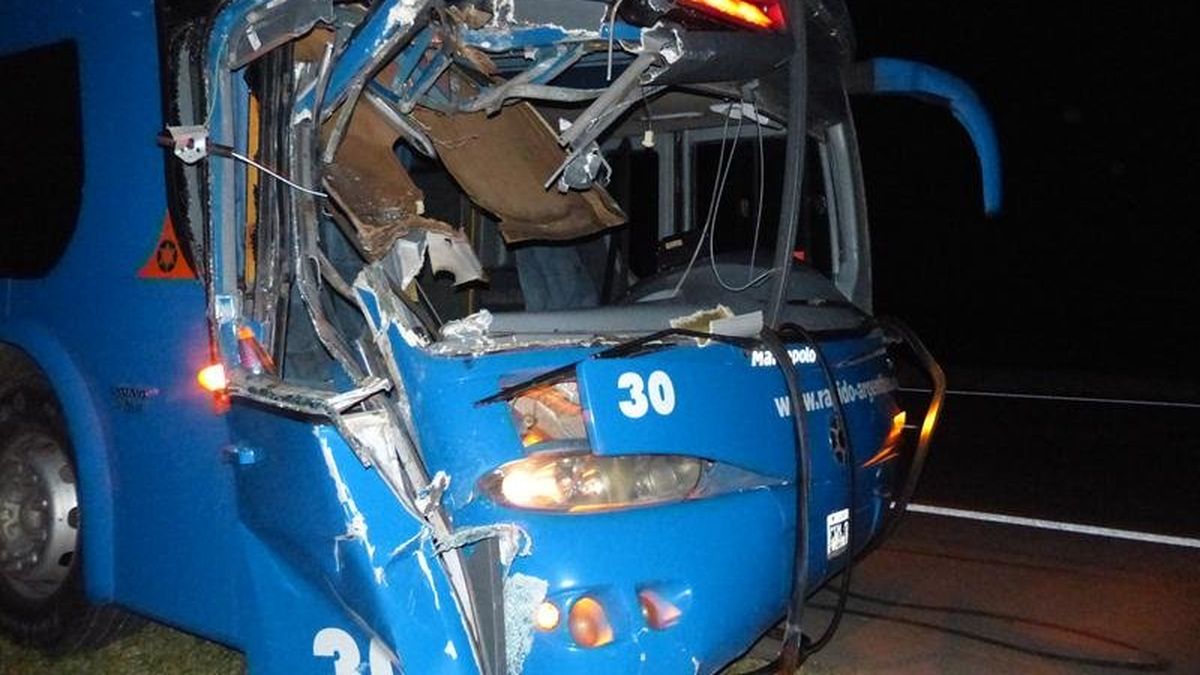 Tragedia en Ruta 2: un muerto por el choque de un micro y un camión