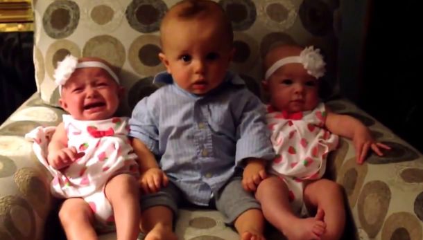 Mirá la reacción de un bebé cuando se da cuenta de que está entre mellizas
