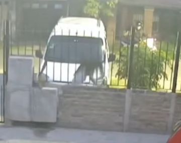 Un hombre acusó a su novia de serle infiel, la persiguió y le disparó. Foto: captura video cámara de seguridad.