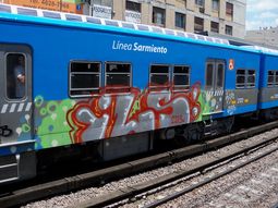 sarmiento: los nuevos trenes, victimas de los grafittis sarmiento: los nuevos trenes, victimas de los grafittis