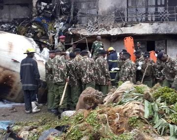 Un avión se estrella contra un edificio: cuatro muertos