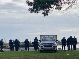Encontraron un cadáver maniatado a orillas del Río de la Plata