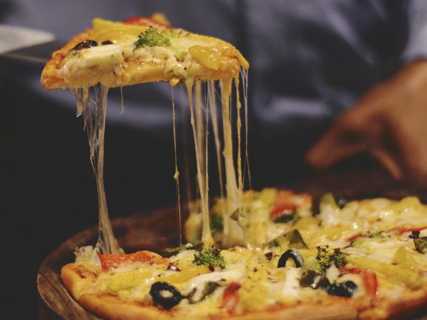 En qué consiste la Noche de la pizza y la empanada que se celebra hoy