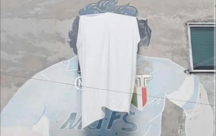 Dura protesta en Nápoles: tapan parte del mural de Maradona y hubo polémica