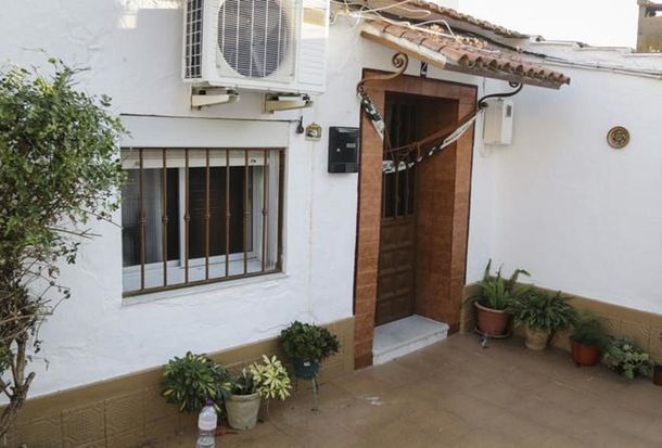 Cuatro nenes convivieron durante varios días con los cadáveres de su madre y su pareja