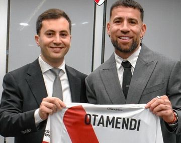 Stéfano Di Carlo y Nicolás Otamendi posan con la camiseta de River.