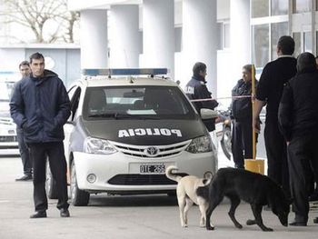 Detiene a ocho policías por la muerte de un ladrón en un patrullero