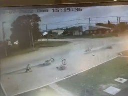 Un motoquero atropelló a una pareja de ciclistas y huyó: una de las víctimas lucha por su vida