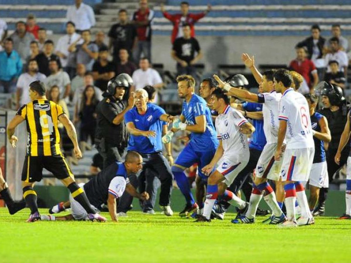 Por Los Incidentes Detienen A Diez Jugadores De Nacional Y Penarol