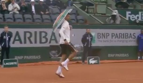 La lluvia no para, pero Djokovic le pone onda a Roland Garos
