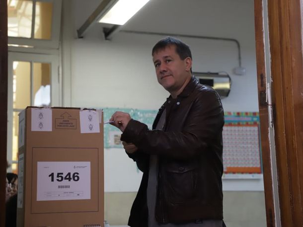 Votó Mariano Recalde: Los invito a que vengan a votar. Es un día espléndido Votó Mariano Recalde: Los invito a que vengan a votar. Es un día espléndido