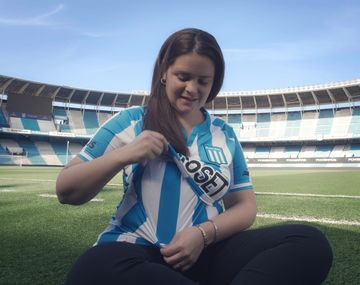 Racing lanzó un modelo de camisetas diseñadas para amamantar en la cancha