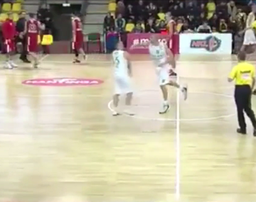 Video: le pegó una trompada a su compañero de equipo por no pasarle la pelota