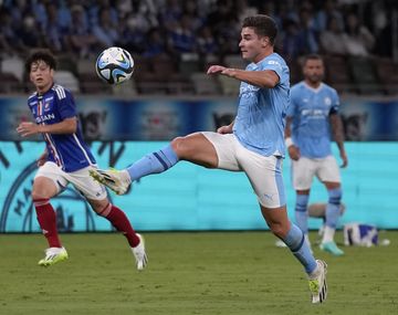 Gol y asistencia de Julián Álvarez en el primer amistoso del Manchester City