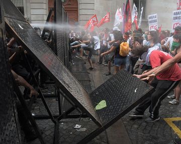 En medio de fuertes protestas