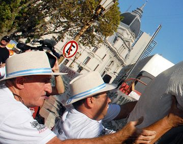 Los yerbateros llegaron a la madrugada a Plaza de Mayo