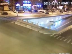 Un vehículo se metió a un paso nivel por el costado Un vehículo se metió a un paso nivel por el costado