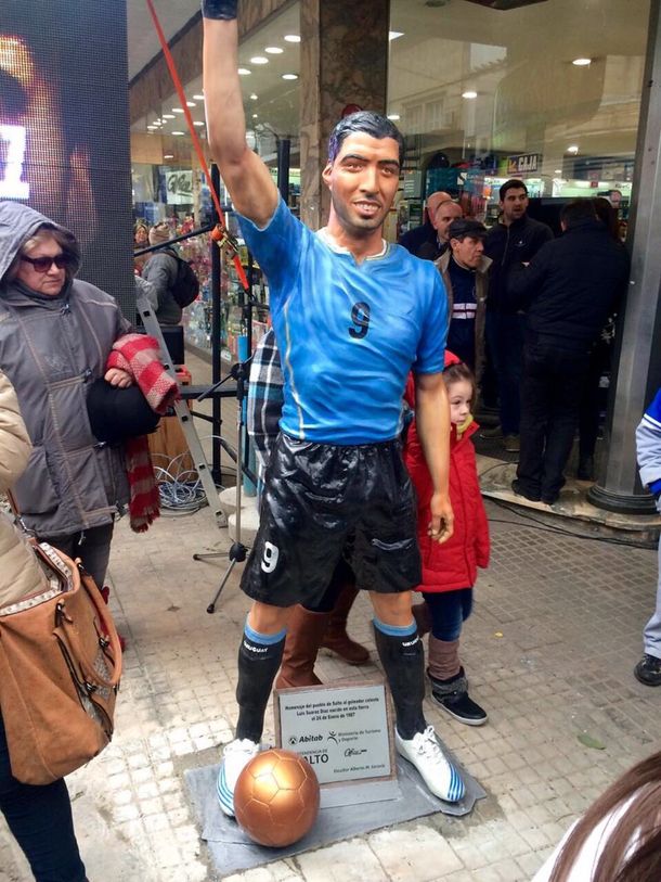 ¿Se parece? Inauguraron una estatua a tamaño real de Luis Suárez en Uruguay