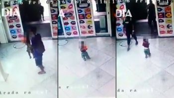 video: un padre abandona a su hijo en la puerta de un shopping video: un padre abandona a su hijo en la puerta de un shopping