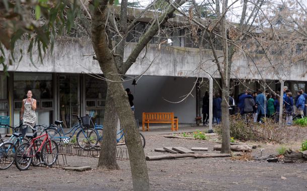 Un alumno resultó herido al caerle una viga en la cabeza