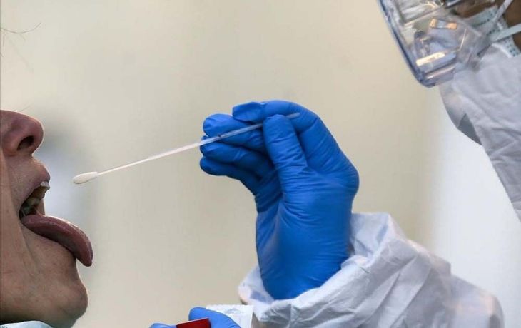 ¿Por qué un contagiado de coronavirus puede dar negativo en el test?