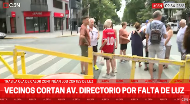 Siguen los cortes de luz: vecinos cortan la Avenida Directorio en Caballito