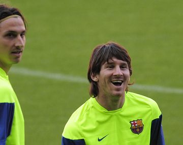 Zlatan acusa a Messi por su salida del Barça