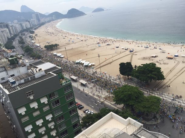 Miles de brasileños protestaron contra Rousseff en Río de Janeiro