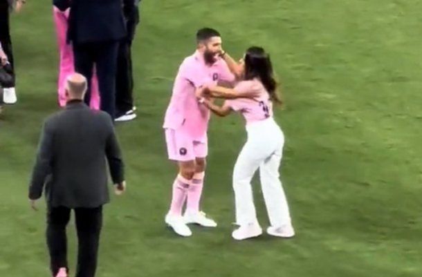 El blooper de Antonela Roccuzzo: confundió a Messi con Jordi Alba y casi le da un beso