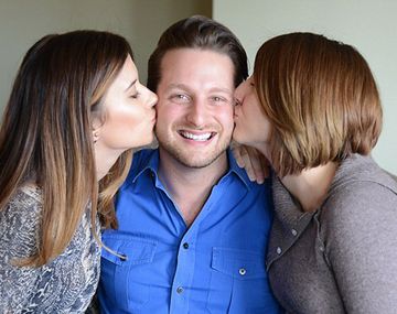 Un hombre vive con sus dos jóvenes novias