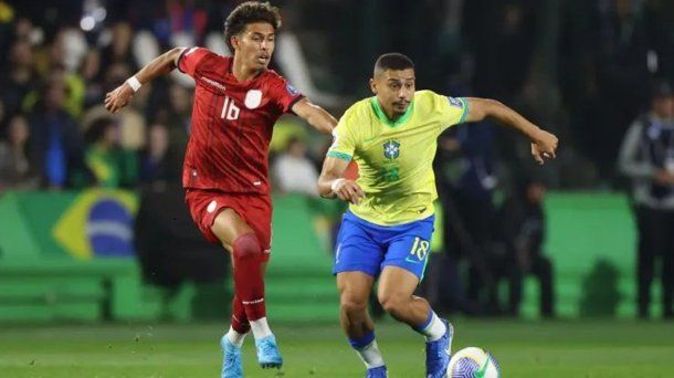 Brasil venció por 1-0 a Ecuador en Curitiba. Brasil venció por 1-0 a Ecuador en Curitiba.